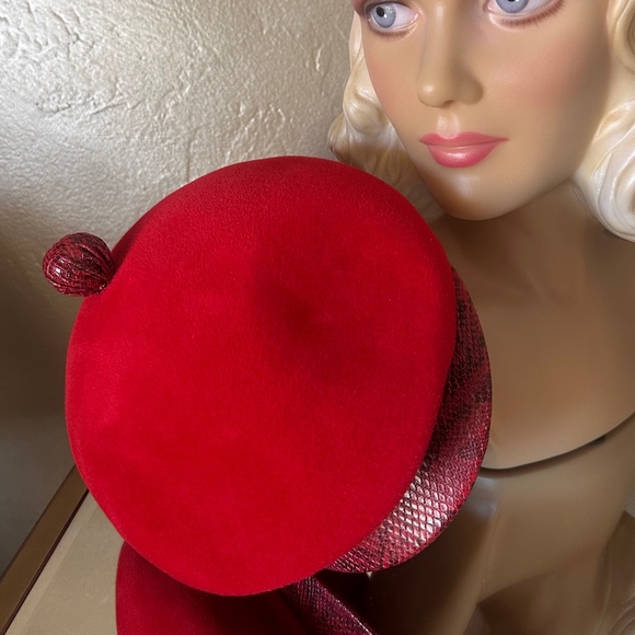ICONIC 1960's DESIGNER RED FELT 'NEWSBOY' STYLE HAT + FAUX SNAKE BRIM & BUTTON - Picture 12 of 14